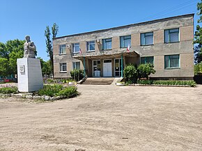 Monumento a Lenin e edificio dell'amministrazione del villaggio