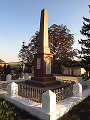 Пам'ятник 230 воїнам-односільчанам загиблим у ВВВ, Обжиле.jpg