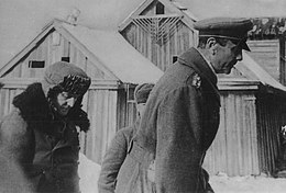 Пленного генерал-фельдмаршала Паулюса и его адъютанта конвоируют в штаб 64-й армии. 31.01.1943 г.jpg