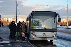 Посадка на автобус маршрута 1063 у метро «Алма-Атинская».JPG