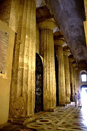 Colonne del tempio di Atena incorporate nell'attuale duomo di Siracusa