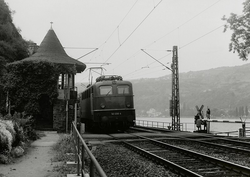 File:141 098 mit Nahverkehrszug am Posten 113 zwischen Lorchhausen und Kaub.jpg