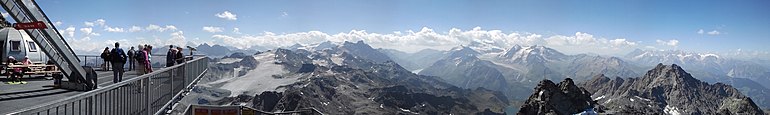 180-Grad-Panorama: Plattform der Seilbahnstation auf dem Mont Fort (3230 m ü. M.), erreichbar von Verbier