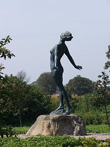 En esta escultura, llamada Famntaget (1930), la modelo fue Birgit Holmquist, madre de Nena von Schlebrügge y abuela de Uma Thurman.