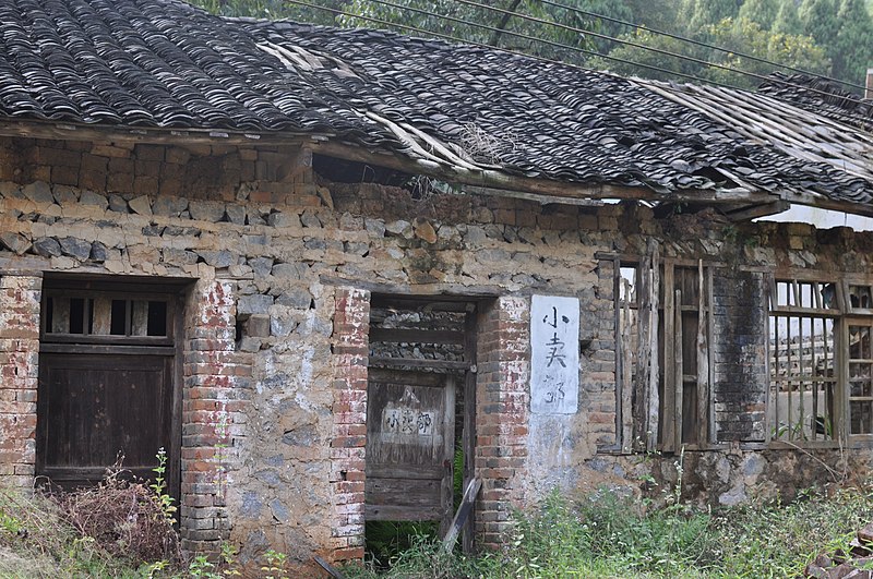 File:2014-10-03 an abandoned brick building in Yangshuo.jpg