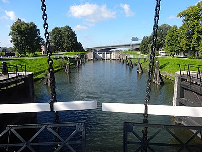 Willemsvaort bi'j Spoelde met de Kaoterveersluus en de brug oaver de Iessel van de A28 (Iesselbrugge).
