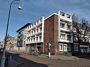 Links werk van Cees van Dam, rechts van Ben Ingewersen, Banstraat 23-29 (februari 2021)