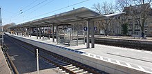 Bahnsteig für Regionalzüge im Vordergrund, Blickrichtung Ost