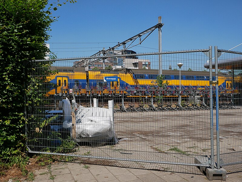 File:2023-06-24 Station Dordrecht bouwhekken Krispijnzijde (2).jpg