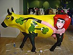 Muta med klöver kompis, en av korna på Cow Parade, Stockholm 2004