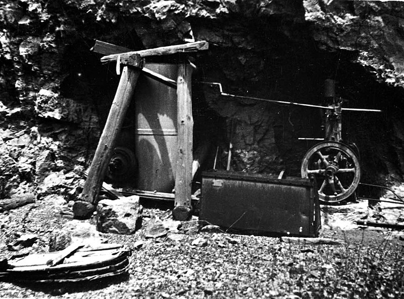 File:ABANDONED MACHINERY AT GRANDVIEW LAST CHANCE MINE ON HORSESHOE MESA. CIRCA 1950. NPS PHOTO.jpg