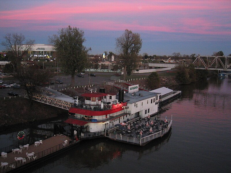 File:A sunset view of an entertainment boat in North Little Rock, Arkansas (f6c630be-0157-45f3-adeb-ab71fbce7c31).JPG