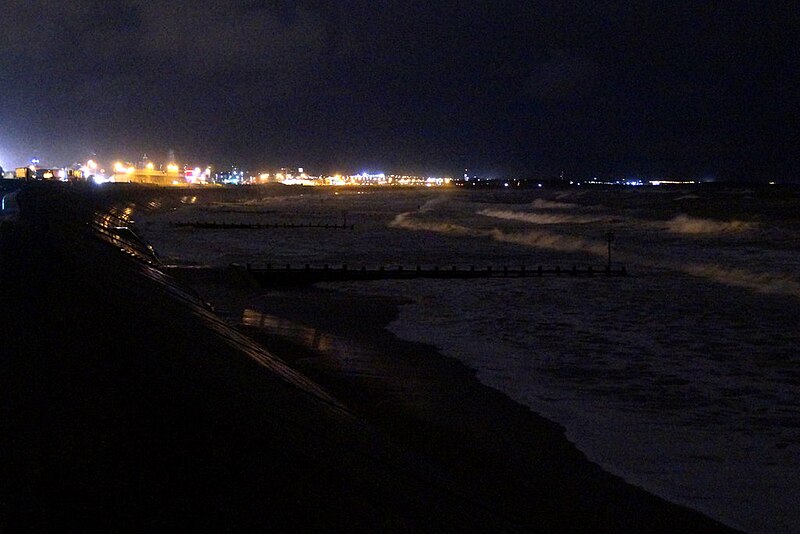 File:Aberdeen beach at night, from Footdee - geograph.org.uk - 5277913.jpg