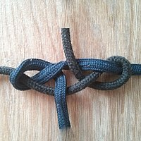 Скорняжный узел[4], Double harness bend with parallel ends[1] Связывательный штык . Он сравнительно прост, имеет достаточно пересечённых концов и компактен. Кроме того, обладает отличным свойством: рассчитанный для сильной тяги, он крепко затягивается, но и без особого труда развязывается. Можно применять для связывания синтетических тросов и рыболовных лесок[6]:48. [abok 147]