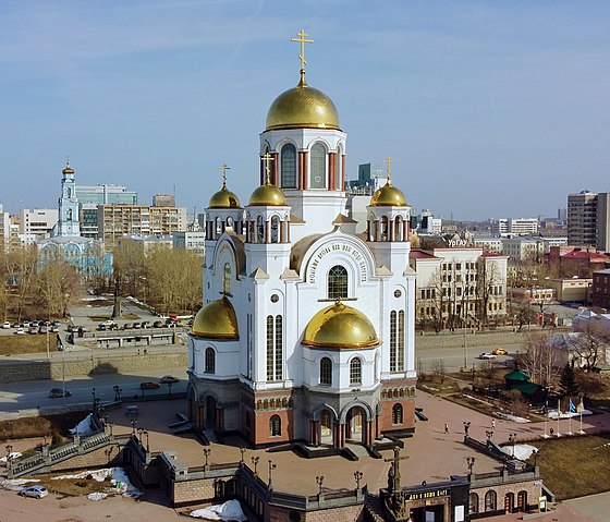 Церковь екатеринбург. Храм на крови Екатеринбург. Храм памятник на крови Екатеринбург. Храм напротив храма на крови в Екатеринбурге. Храм на крови Екатеринбург сердитый Христос.