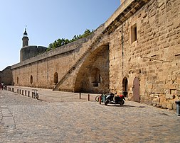 Les remparts avec, en arrière-plan, la tour de Constance, à Aigues-Mortes (Gard, France). (définition réelle 3 034 × 2 421)