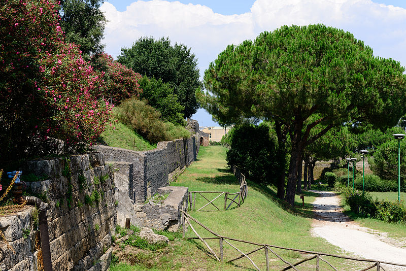 File:Ancient Roman Pompeii - Pompeji - Campania - Italy - July 10th 2013 - 46.jpg