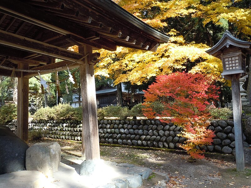 File:Araki jinja Keidai01.jpg