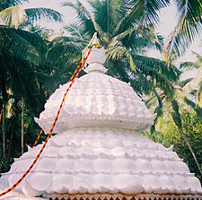 The '1008 petal' arrangement used as roof-architecture in a Thangal near Thiruvattar, Tamil Nadu. Attoor Thangal.JPG