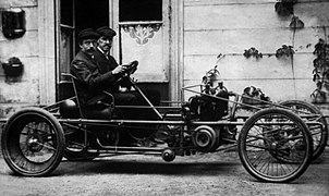 Paul Cornu et son père Jules à bord de leur voiturette ultra légère qu'ils ont conçu et construit ensemble, à Lisieux, en 1904.