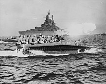 Ein LVT-4 während der Invasion von Okinawa am 1. April 1945. Im Hintergrund das Schlachtschiff USS Tennessee.