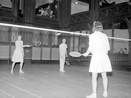 Joueurs de badminton en tenue réglementaire lors d'un match à Montréal, en 1942.