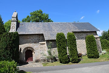 L'église Saint-Léonard et son porche de style roman.