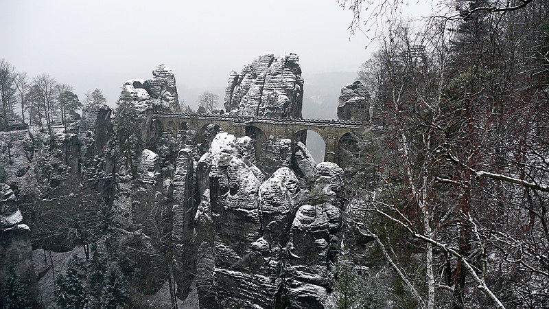 File:Bastei im Winter 23.JPG