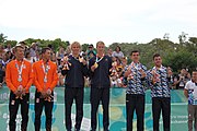 Deutsch: Beachvolleyball bei den Olympischen Jugendspielen 2018; Tag 11, 17. Oktober 2018; Jungen, Medaillenzeremonie - Gold: Schweden (David Åhman & Jonatan Hellvig), Silber: Niederlande (Matthew Immers & Yorick de Groot), Bronze: Argentinien (Bautista Amieva & Mauro Zelayeta) English: Beach volleyball at the 2018 Summer Youth Olympics at 17 October 2018 – Boys Victory ceremony - Gold: Sweden (David Åhman & Jonatan Hellvig), Silver: Netherlands (Matthew Immers & Yorick de Groot), Bronze: Argentina (Bautista Amieva & Mauro Zelayeta)