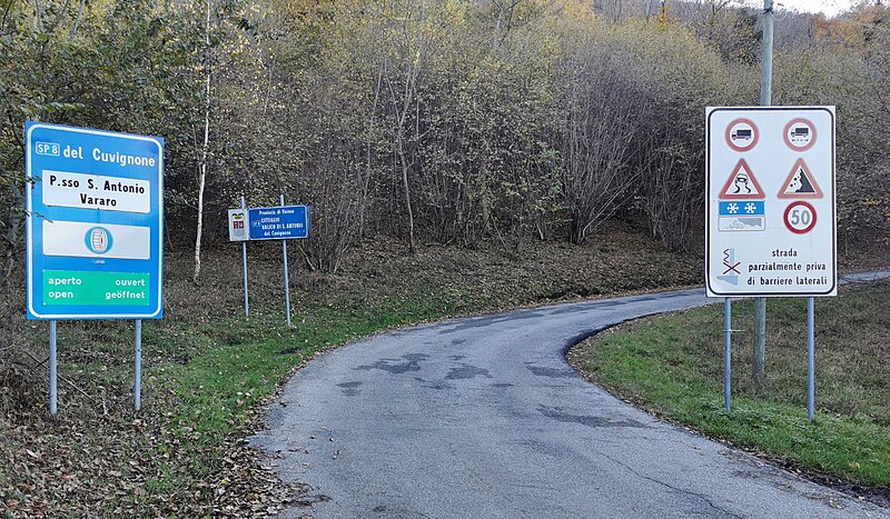 File:Beginning of SP8 del Cuvignone at Valico di Sant'Antonio.jpg