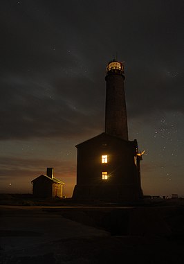 De vuurtoren bij nacht