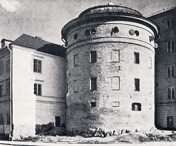 Vänster: Birger jarls torn med nerknackad puts vid en ombyggnad vintern 1953-54. Höger: Birger jarls torn i kvällssol, december 2011.