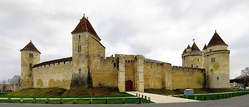 File:Blandy les tours chateau pano.jpg