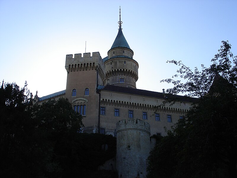 File:Bojnice Castle 1.jpg