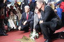 v. l. n. r.: Oscarpreisträgerin Luise Rainer (im Rollstuhl), Berlins Bürgermeister Klaus Wowereit und Zögling Til Schweiger auf dem Boulevard der Stars bei der Einweihung des Sterns des kurz zuvor verstorbenen Eichinger (2011)