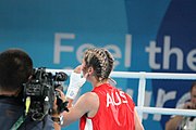 Deutsch: Boxen bei den Olympischen Jugendspielen 2018 Tag 12, 18. Oktober 2018 - Finale Leichtgewicht Mädchen – Oriana Saputo (Argentinien, blau) schlägt Emma Lawson (Australien, rot) 5-0; Ringrichter ist José Romero (Spanien). English: Boxing at the 2018 Summer Youth Olympics on 18 October 2018 – Girls' lightweight Bronze Medal Bout – Oriana Saputo (Argentina, blue) wins over Emma Lawson (Australie, red) 5-0; Referee is José Romero (Spain). Español: Boxeo en los Juegos Olímpicos Juveniles de Verano de 2018 en 18 de octubre de 2018 - Combate de medalla de bronce de las niñas: Oriana Saputo (Argentina, azul) gana a Emma Lawson (Australie, roja) 5-0; Árbitro es José Romero (España).