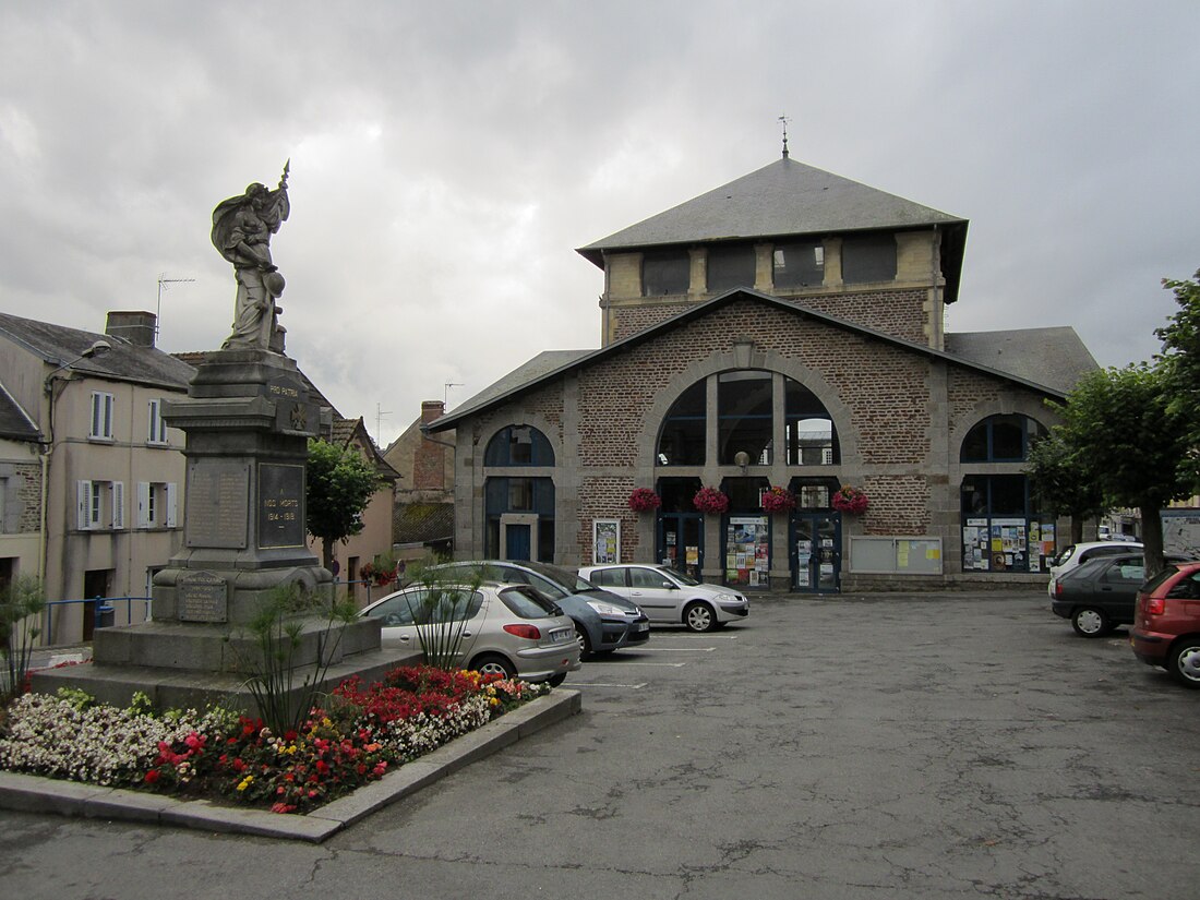 File:Bréhal - Place de l'ancienne halle.JPG