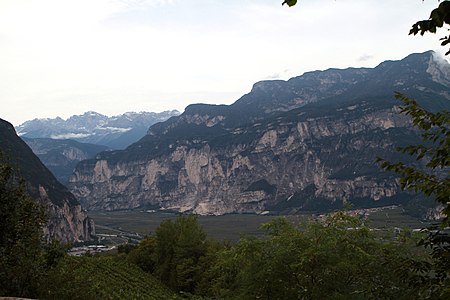 Ein Blick talwärts durch die Salurner Klause, unterhalb im Tal das Dorf Roveré della Luna (Cima Roccapiana in right side of photo),