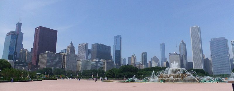 File:Buckingham Fountain in Front of Chicago Skyline.jpg