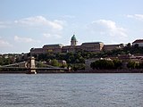 Puente de las Cadenas, al fondo el castillo de Buda.