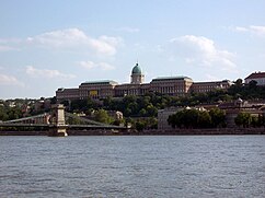 Puente de las Cadenas, al fondo el castillo de Buda.