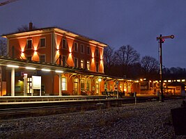 Bahnhofsgebäude in der Nacht