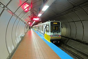 Buffalo Metro Rail 3-vagonli poezd Universitet stantsiyasida yotar edi (2015) .jpg