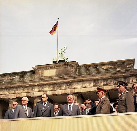 Tập_tin:Bundesarchiv_Bild_183-1986-0416-418,_Berlin,_Michail_Gorbatschow_an_der_Mauer.jpg