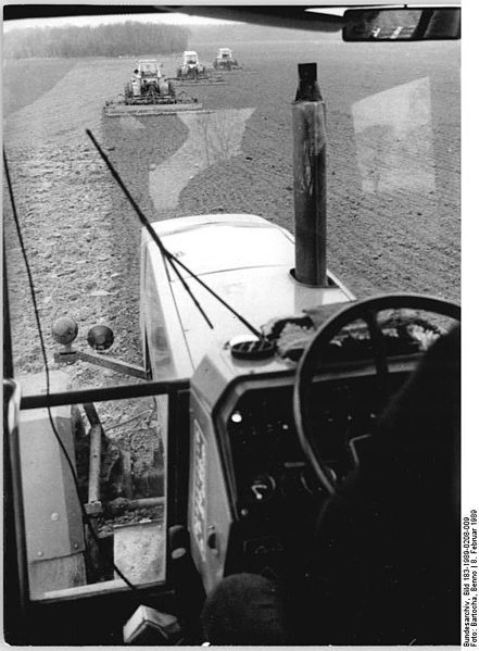 File:Bundesarchiv Bild 183-1989-0208-009, LPG Breesen, Frühjahrsbestellung.jpg