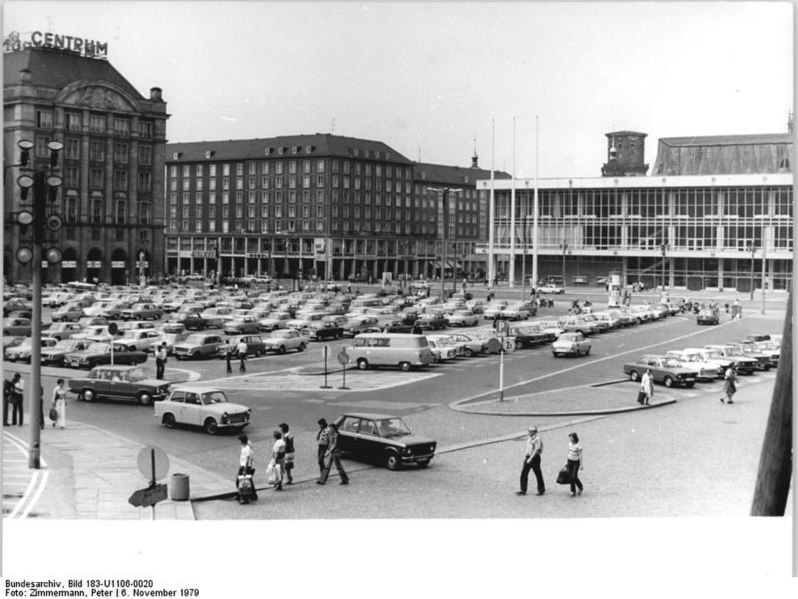 File:Bundesarchiv Bild 183-U1106-0020, Dresden, Altmarkt, Kulturpalast, Parkplatz.jpg