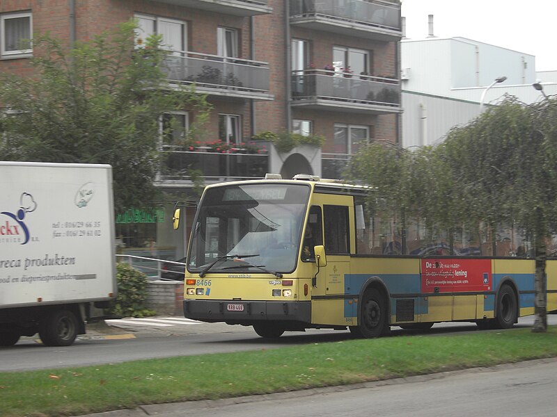 File:Bus84basilix2006.JPG