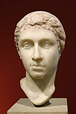 Cleopatra ở Berlin, một bức tượng bán thân La Mã miêu tả Cleopatra VII đội một vương miện hoàng gia, giữa thế kỷ thứ 1 TCN (có thể vào khoảng lúc bà tới thăm Rome trong năm 46–44 TCN), nó được phát hiện trong một biệt thự nằm dọc theo Via Appia; ngày nay nó nằm tại Altes Museum, Antikensammlung Berlin.
