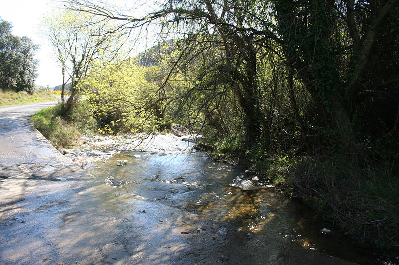 File:Cabrières ruisseau.JPG