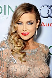 Carmen Electra v modrých šatech nízkého střihu se stříbrným náhrdelníkem